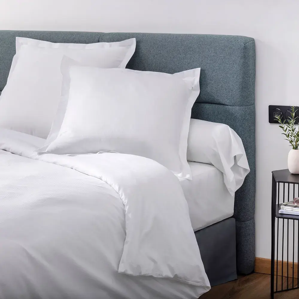 [Q26005500000] Hótel Koddaver – Satín Centium Strípuð með 6mm rönd(50x80cm)