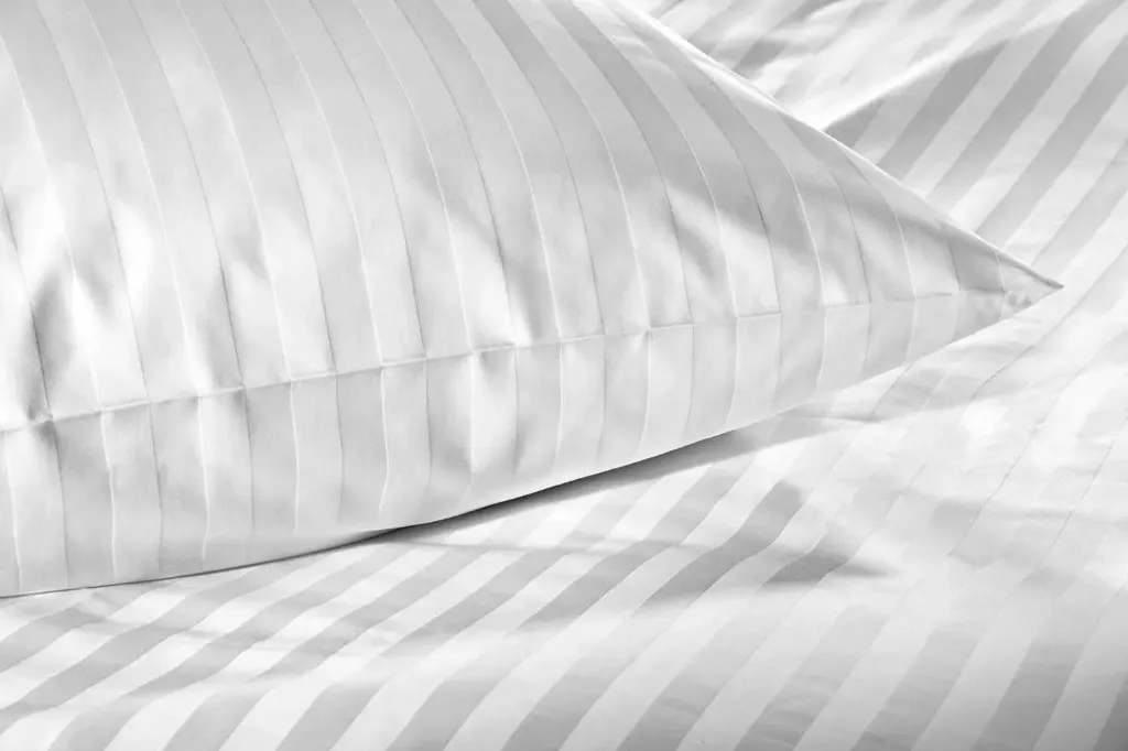 Strípað Koddaver með 20mm Satín Strípum - TC230 (50x70cm)