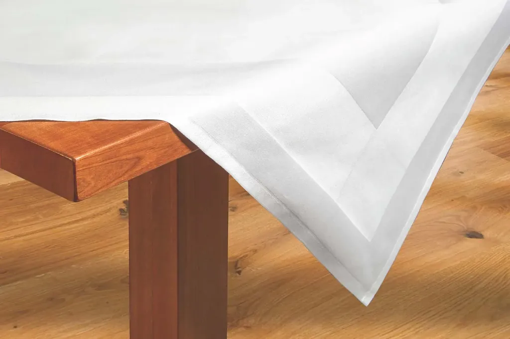 [Valencia_Table_Linen_130x190cm] Hvítur borðdúkur úr 100% bómull með Atlas-kanti 130x190cm
