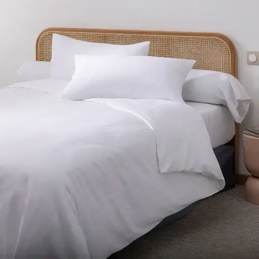 [P91003500000] HÓTELRÚMFÖT MEÐ RÖNDUM – EUROVAL SB 24 M